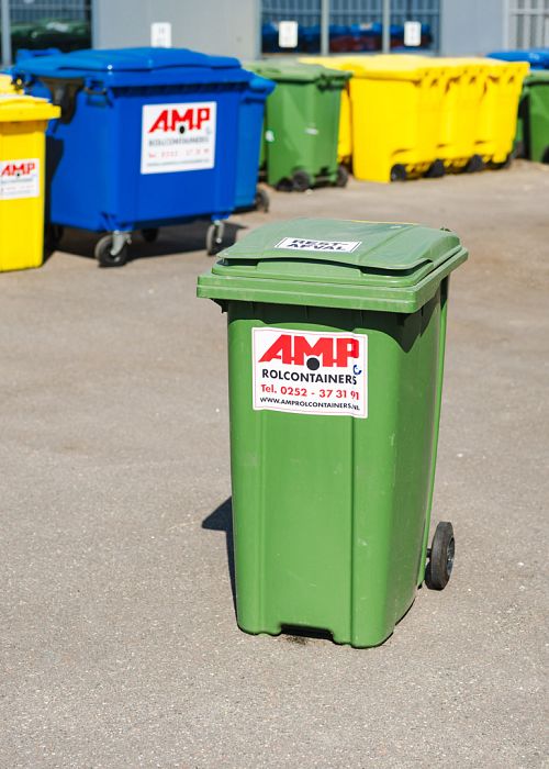 Groene kliko van AMP Rolconainers op de voorgrond met andere maten containers op de achtergrond.