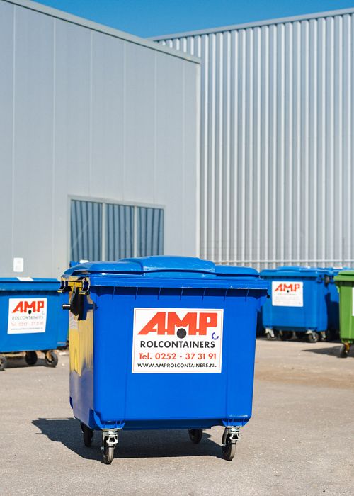 Blauwe AMP-rolcontainer staat op het terrein tussen andere containers in meerdere kleuren, klaar voor inzet bij klanten in de regio.