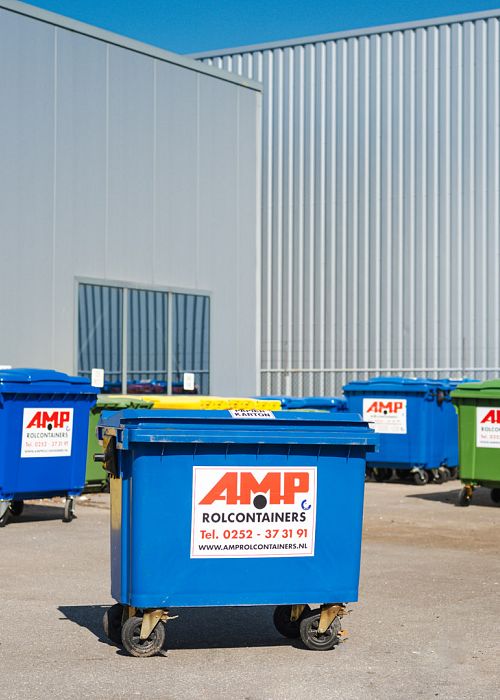 Blauwe AMP-rolcontainer staat op het terrein tussen andere containers in meerdere kleuren, klaar voor inzet bij klanten in de regio.