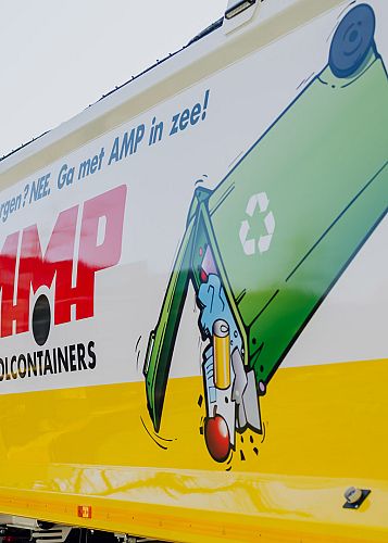 Zijkant van een AMP-inzamelwagen met duidelijke branding en illustratie van een rolcontainer, inclusief de slogan over afvalzorg.